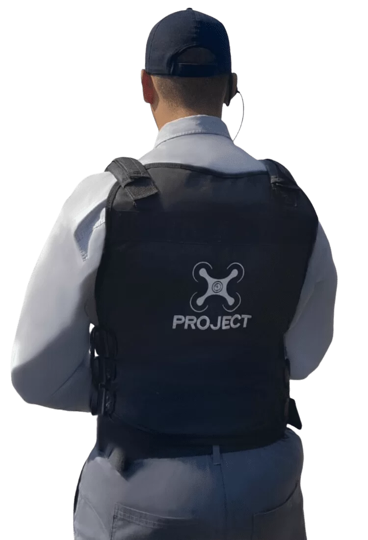 Vigilante de costas com colete que estampa a logo da Project Vigilância Patrimonial - Facilities - Serviços