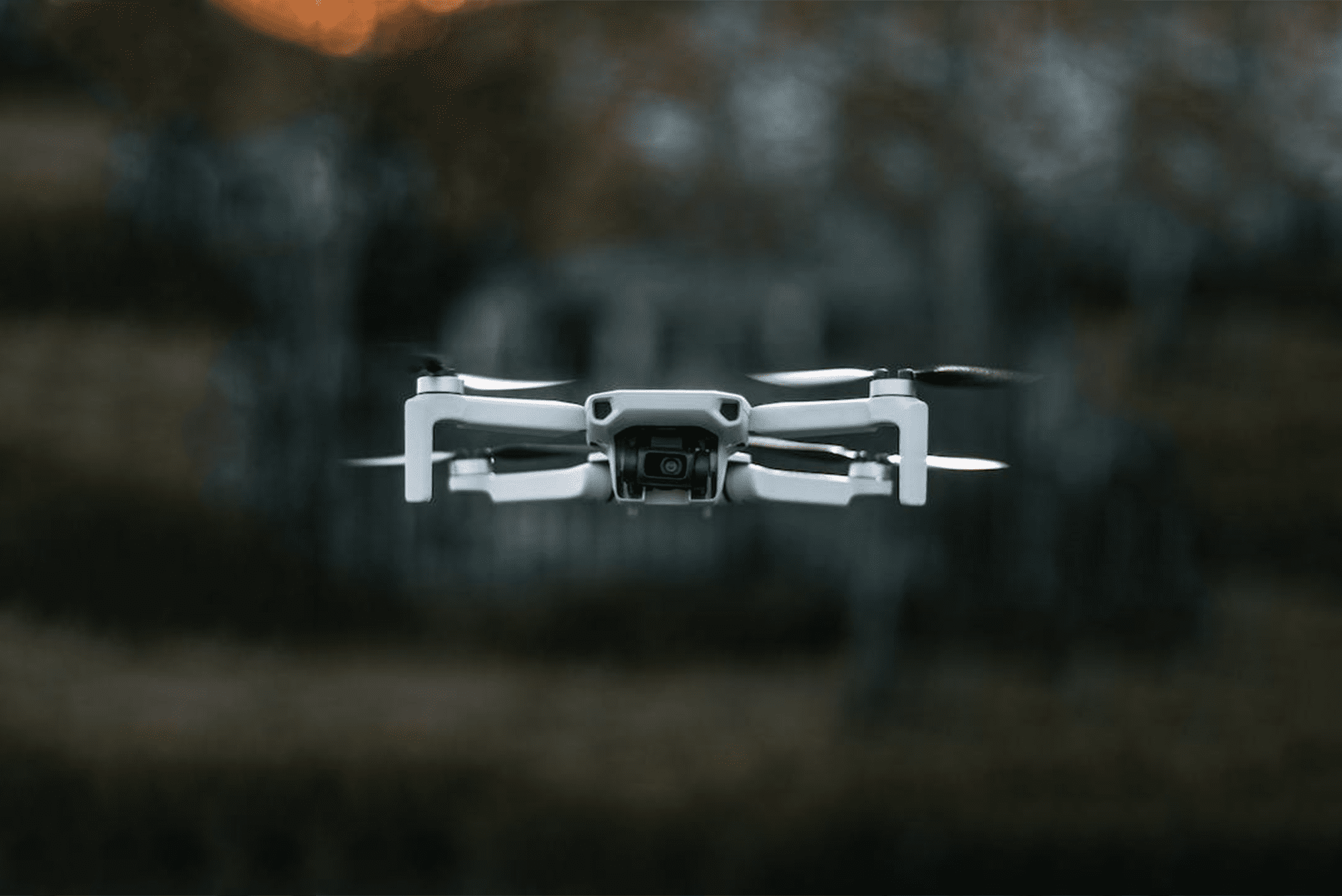 Drone voando com fundo desfocado - Project Vigilância Patrimonial - Facilities - Sobre nós