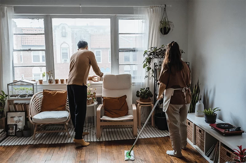 Imagem do casal limpando e organizando a casa - Project Vigilância Patrimonial - Facilities
